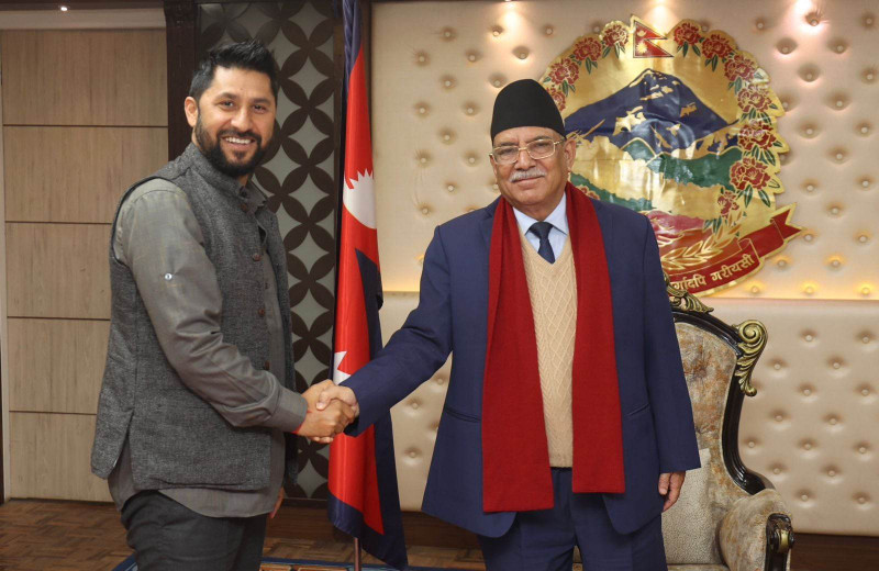 दुई दिनलाई टर्‍यो सरकारको संकट, प्रचण्ड र ओलीको फोनले रोकियो रास्वपा
