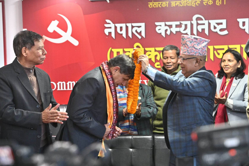 भुसाललाई माधव नेपालले पार्टीमा स्वागत गरे 