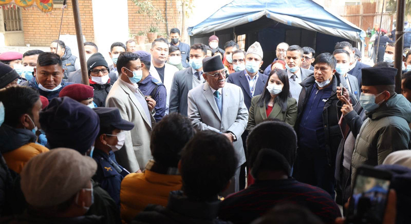 विमान दुर्घटनामा ज्यान गुमाएका मृतकका परिवारलाई भेट्न प्रधानमन्त्री टिचिङ अस्पतालमा