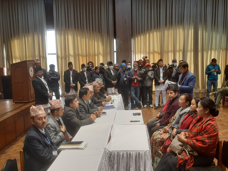 सिंहदबारमा विपक्षी दलको बैठक जारी, उम्मेदवारी दर्ता गराउन न्यौपाने संसद् भवनमा 