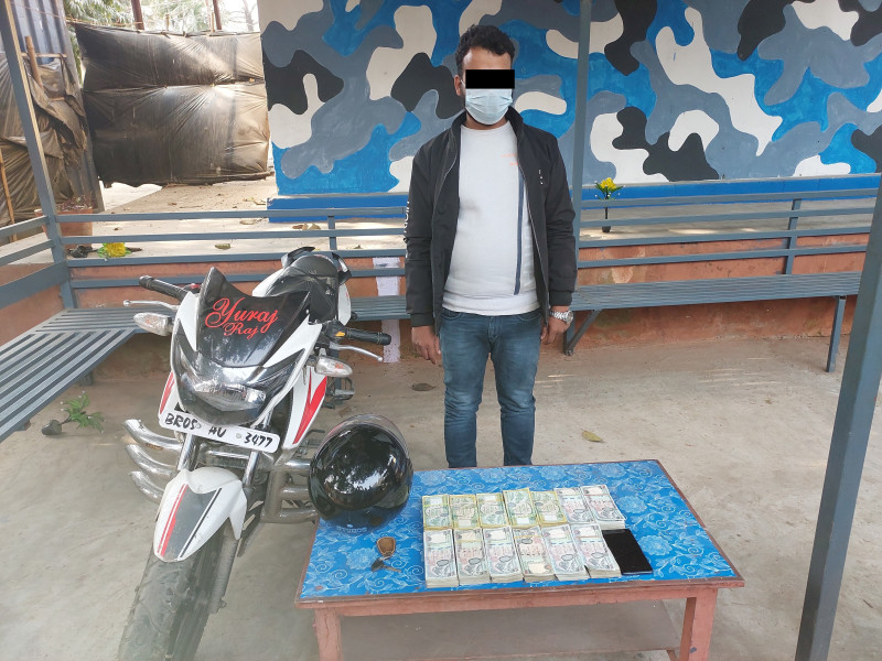 स्रोत नखुलेको आठ लाख रुपैयाँसहित एक जना पक्राउ