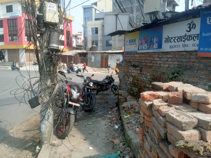 फुटपाथ ओगटेर वर्कसप : हिलाम्य सडक, पैदल यात्रुलाई सास्ती