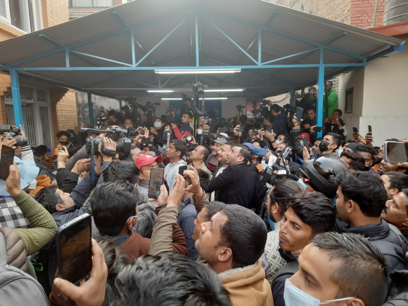 सरकार छोड्न भन्दै रास्वपाको कार्यालयमा नाराबाजी 