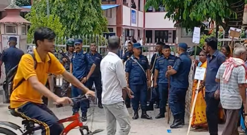 मिटरब्याजपीडितहरूद्वारा उच्च अदालतको गेटमा प्रदर्शन