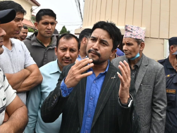 आज पनि शेयरलगानीकर्ता नेप्सेमा आन्दाेलन गर्दै
