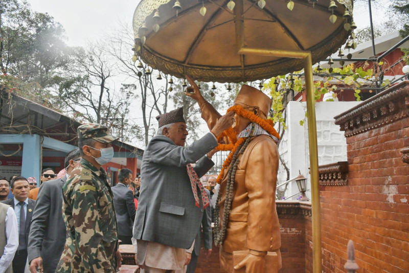 नवनिर्वाचित राष्ट्रपति पौडेलद्वारा कृष्णप्रसाद भट्टराईको शालिकमा माल्यार्पण 