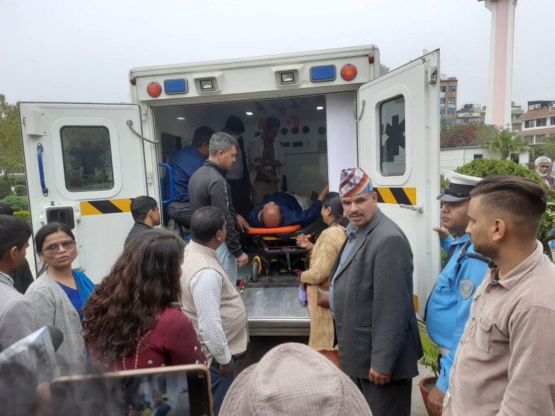 उपचाररत सांसदहरू पनि मतदान गर्न संसद भवनमा 