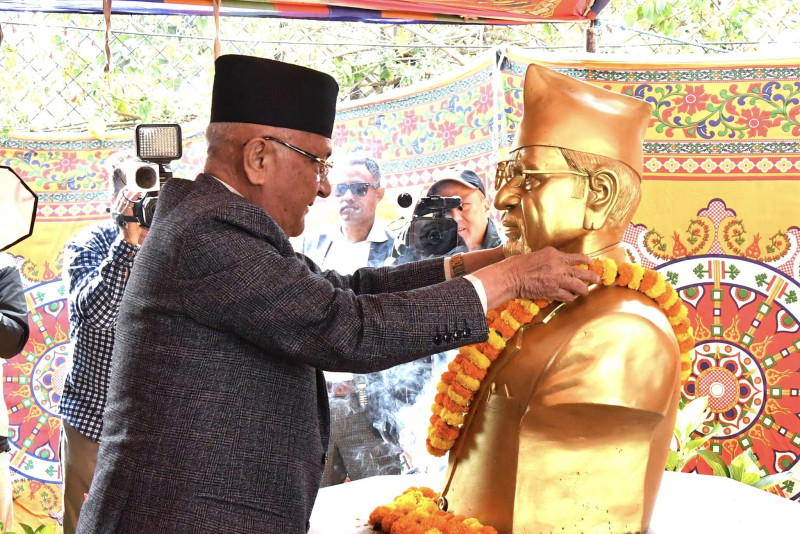 मनमोहन अधिकारीको प्रतिमामा ओलीले गरे माल्यार्पण