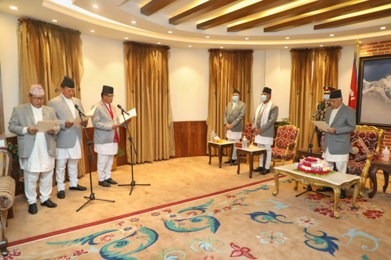 नवनियुक्त तीन मन्त्रीहरूले लिए शपथ 