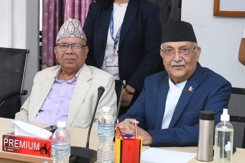 ओलीले फेसबुकमा शेयर गरे माधव नेपालसहितको तस्वीर 