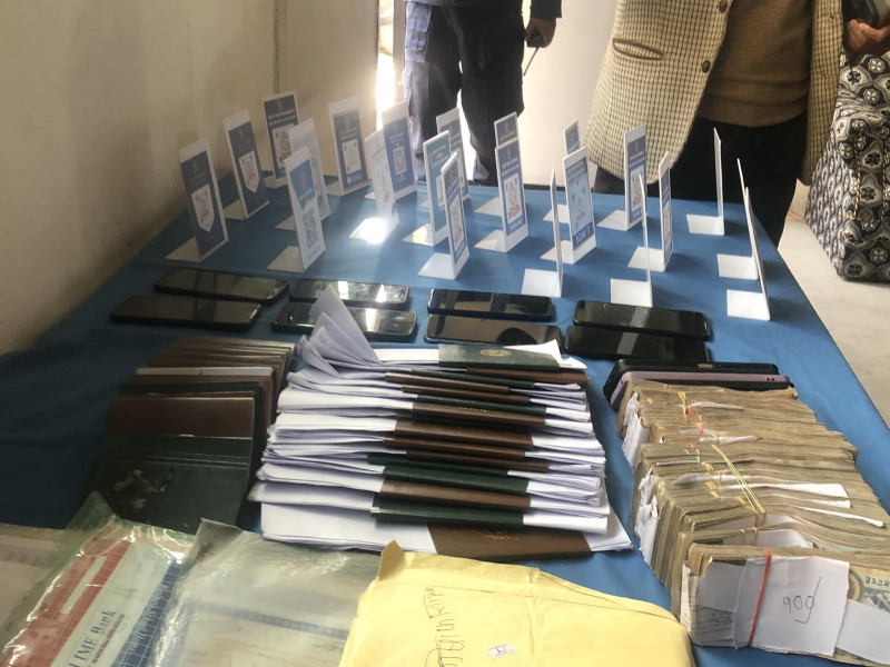 नेपाली युवालाई रुसी सेनामा पठाउने गिरोह प्रहरीको फन्दामा, पासपोर्ट र नगद बरामद (भिडियाे)