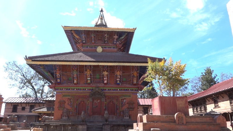 शिल्प नै बिगार्ने गरी पोतिएको रङका कारण विश्वसम्पदा सूचीबाट हट्‌ने जोखिममा चाँगुनारायण मन्दिर (भिडियाे)