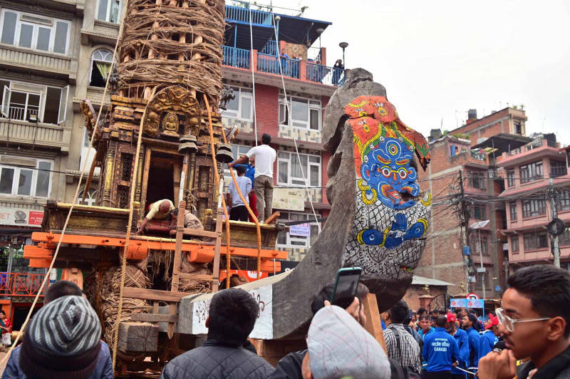 रातो मच्छिन्द्रनाथकाे रथारोहण (तस्वीरहरू)