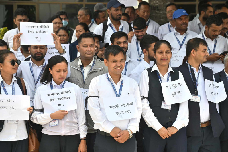 संसद भवन परिसरमा सचिवालयका कर्मचारीको प्रदर्शन (फोटो फिचर) 