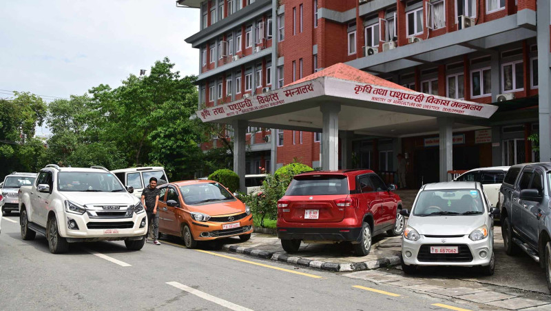 सिंहदरबार कुरुप  बनाउने लाजमर्दा दृश्यहरू (फाेटाे फिचर)