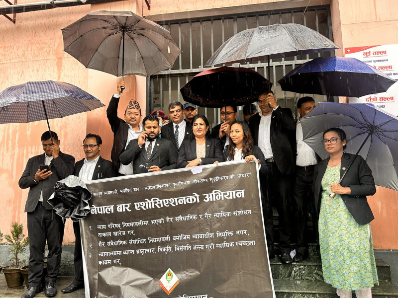 भित्र न्याय परिषद्को बैठक, बाहिर झरीमा भिज्दै बारको धर्ना (फोटो फिचर) 