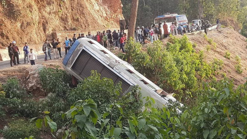 बाजुराबाट विद्यार्थी बोकेर पोखरा हिँडेको बस सुर्खेतमा दुर्घटना 