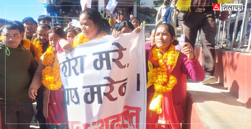 'छोरा मरे, न्याय मरेन' भन्दै अदालतको ढोकामा पीडितले चढाए फूल (फोटो/भिडियाे) 
