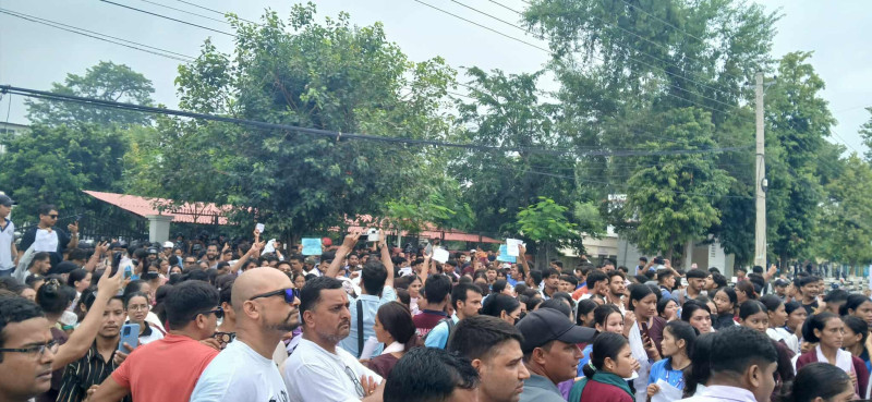 ओलीको निवास पुगेका प्रदर्शनकारीमाथि प्रहरीकाे गाेली, एक जना घाइते