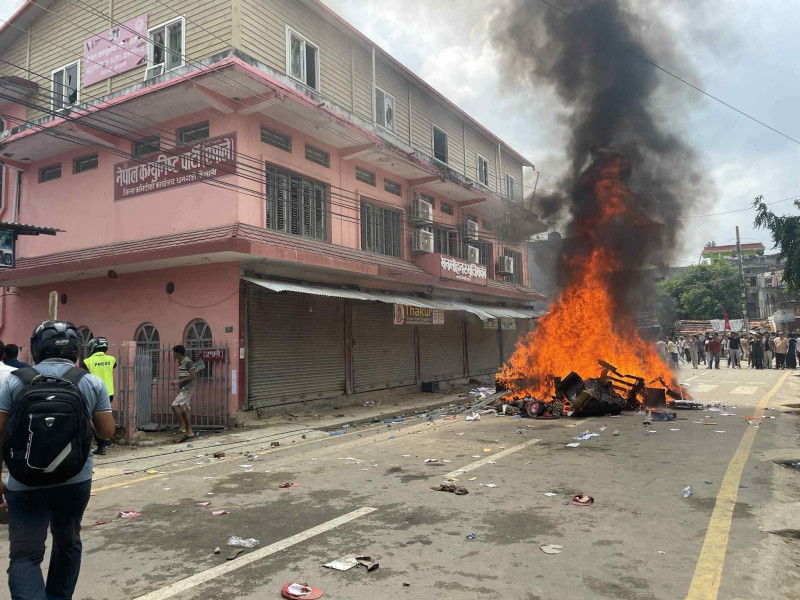 धनगढीमा कर्फ्यु अवज्ञा गर्दै प्रदर्शन, एमाले र कांग्रेस पार्टी कार्यालयमा आगजनी