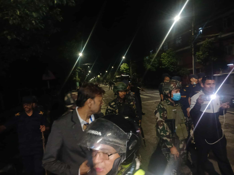 शीतलनिवासबाट सेनाले हटायो पत्रकार, सडक खाली गरिँदै
