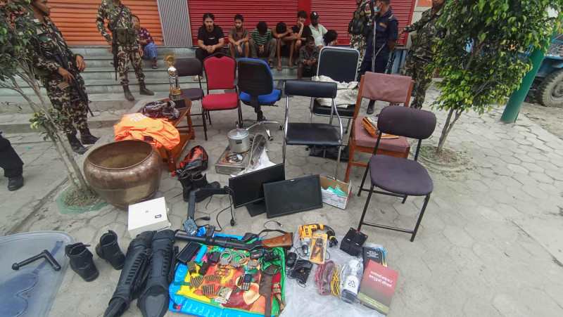 सेनाले समात्यो सिंहदरबार जलाउने ग्याङ, लुटिएका सामान पनि बरामद 