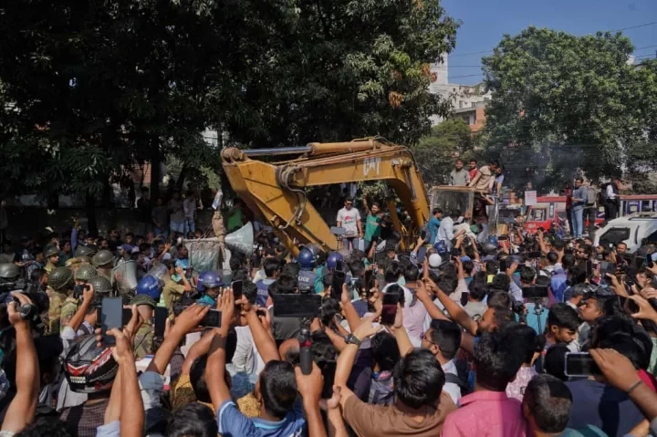 हसिनालाई मृत्युदण्डको सजाय सुनाइएपछि बंगलादेशका संस्थापकको संग्रहालयमा डोजर लिएर पुगे विद्यार्थी 