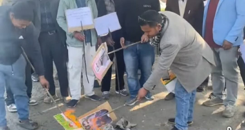 कञ्चनपुरमा गगन-विश्वको पुतला दहन 