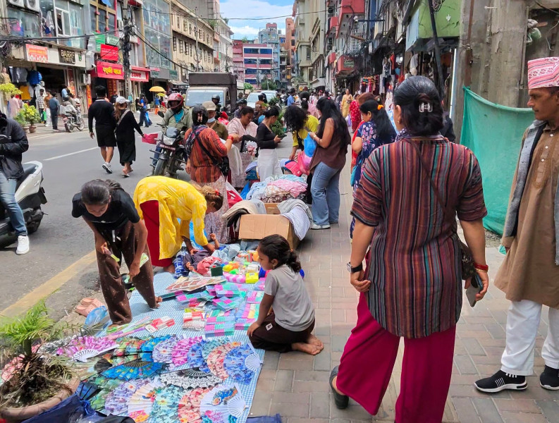 नगर प्रहरी नदेखिएपछि न्युरोडको फुटपाथ फेरि व्यापारीले भरियो [तस्वीरहरू]