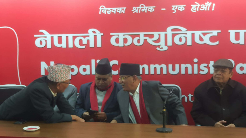 कीर्तिपुरका पूर्वमेयर महर्जन एमाले छोडेर नेकपा प्रवेश, प्रचण्डले गरे स्वागत