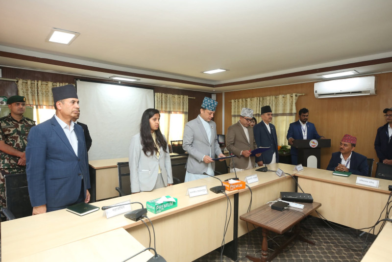 प्रतिनिधिसभाका नवनियुक्त सचिव अधिकारीले लिए शपथ