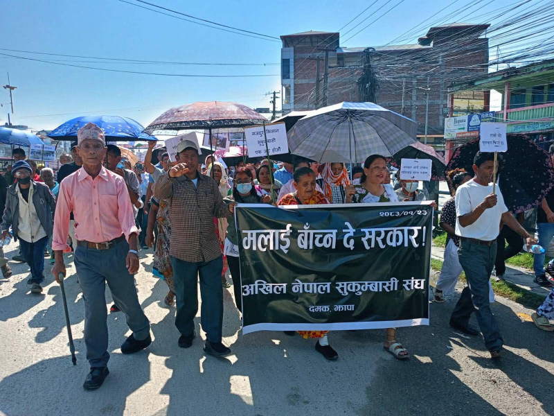 डोजर आतंक बन्द गर्न माग गर्दै झापाका सुकुम्बासी विराेधमा उत्रिए