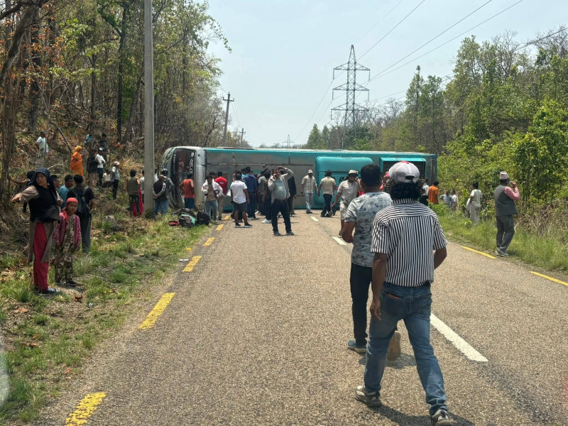 बर्दियामा बस दुर्घटना हुँदा १० जना घाइते