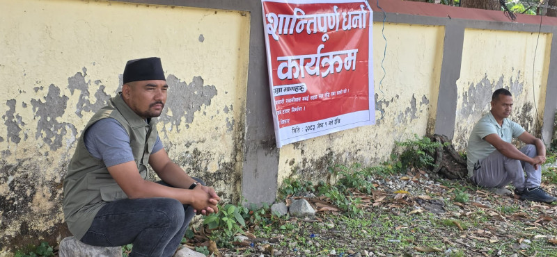 सडक र टेलिफाेन टावरका लागि बजेट नदिएकाे भन्दै वडाध्यक्षले थाले धर्ना
