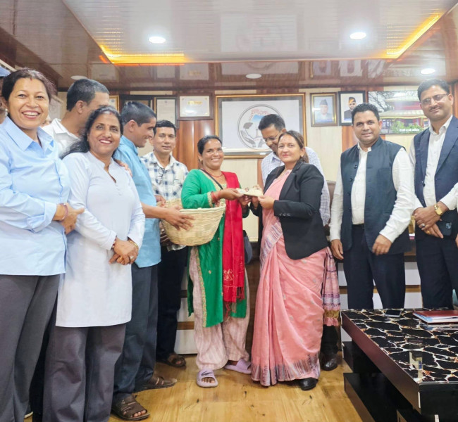 काफल बेच्ने महिलालाई बाेलाएर मेयर ढकालले मागिन् माफी, नगर प्रहरीलाई कारबाही हुने