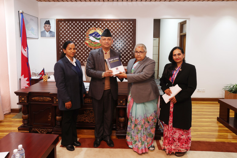संविधान पुनरावलोकनका विषयमा प्रधानमन्त्रीलाई कानुन आयोगले गरायाे जानकारी
