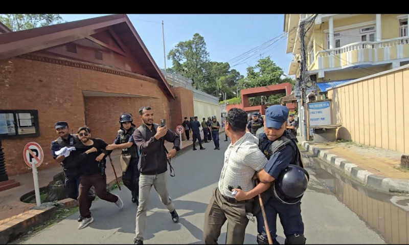 'लिपुलेक फिर्ता गर' भन्दै भारतीय दूतावासअगाडि प्रदर्शन गर्ने चार जना पक्राउ
