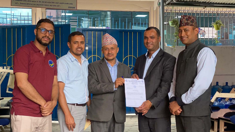 युनिग्लोब कलेजले गर्‍याे विजय स्मारक माविलाई २ लाखभन्दा बढीको फर्निचर सहयाेग