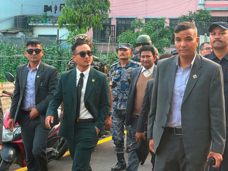बालाजु होल्डिङ सेन्टरमा गृहमन्त्री गुरुङको आकस्मिक अनुगमन, सुकुम्बासीसँग मागे माफी