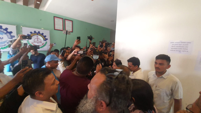 प्रतिनिधिको नाम छुटेको भन्दै रास्वपा महाधिवेशनमा निर्वाचन आयोगको कार्यालय घेराउ