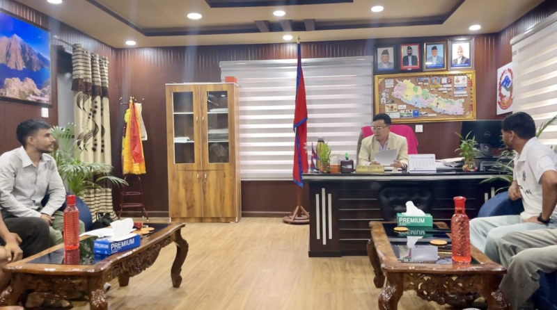 पाँच वर्षदेखि अलपत्र दोमुख पुलबारे मन्त्री र सचिवलाई युवाहरूको ध्यानाकर्षण