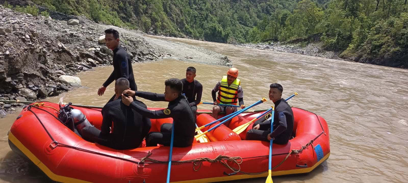 कर्णाली नदीमा गाडी खस्दा बेपत्ता भएका एक जनाको शव फेला