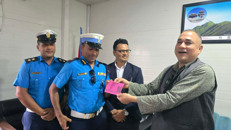 हेल्मेटबिनै मोटरसाइकल चलाएका मुख्यमन्त्री शाहलाई पाँच सय जरिवाना