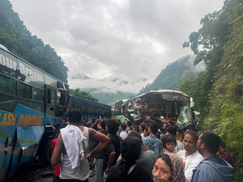 जलबिरेमा दुई बस र ट्रक ठोक्किँदा २६ जना घाइते, मुग्लिन–नारायणगढ सडक पुनः सञ्चालनमा