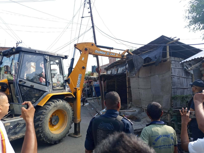 जनकपुरधाममा गुठीको जग्गा अतिक्रमण गरेर बनाइएका संरचनामा चल्यो डोजर