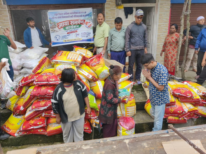 नन्दप्रसाद जानुका फाउन्डेसन र इनास यूकेले रसुवाका बाढीपीडितलाई बाँड्यो राहत