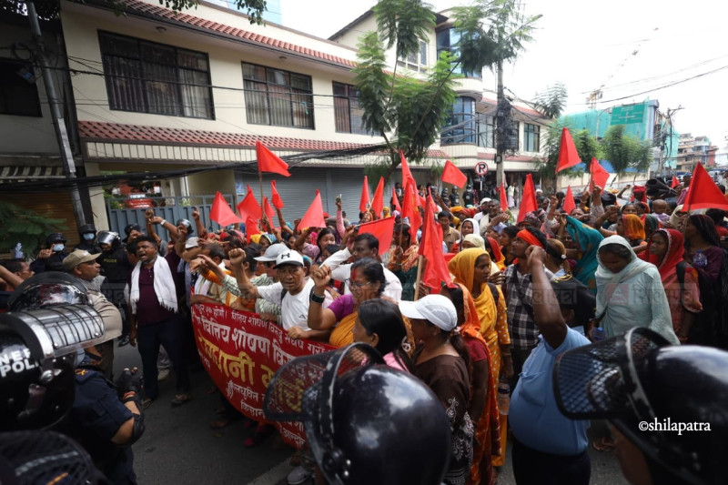 बालुवाटार पुगे लघुवित्तपीडित, प्रहरीले रोकेपछि सडकमै बसे (तस्वीरहरू)