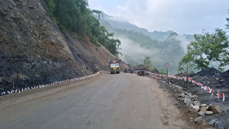 भारी वर्षाले काठमाडौं उपत्यका जोड्ने पृथ्वी र कान्ति राजमार्ग पूर्ण रूपमा अवरुद्ध