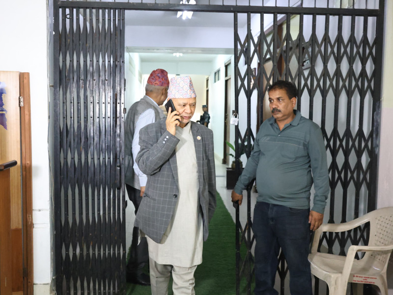 देउवालाई भेटेर समितिमा फर्केका शिक्षामन्त्रीले भने– बैठक स्थगित गराैँ