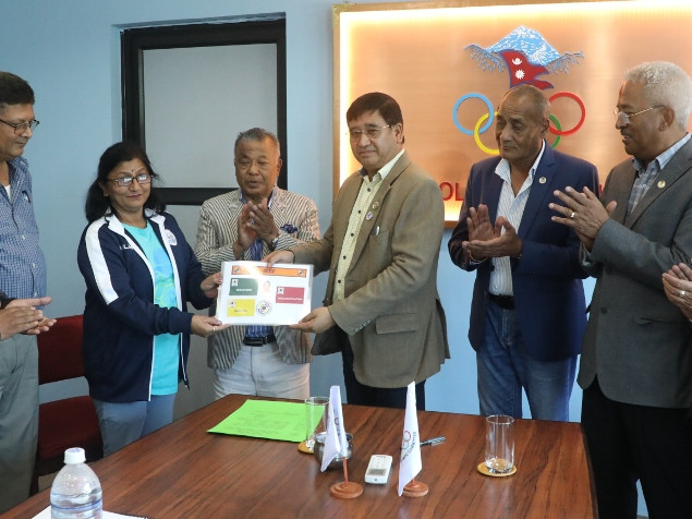 सुटिङका प्रदीप खाती र अन्जु दवाडीले कुवेतमा पास गरे जुरी कोर्स, तीन विधामा पाए लाइसेन्स